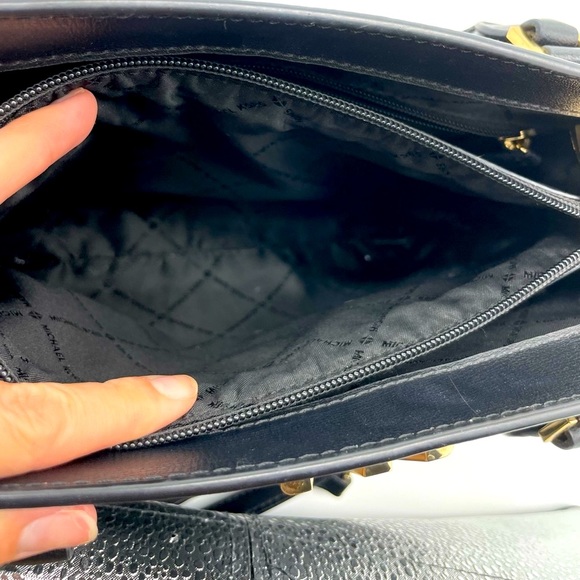 🥳SOLD🥳🔥👜 Michael Kors Black & Gold Purse 👜🔥 - Picture 13 of 15